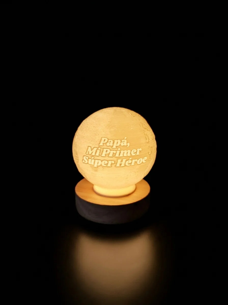 Lámpara con frase 'Papá, Mi Primer Súper Héroe' iluminada