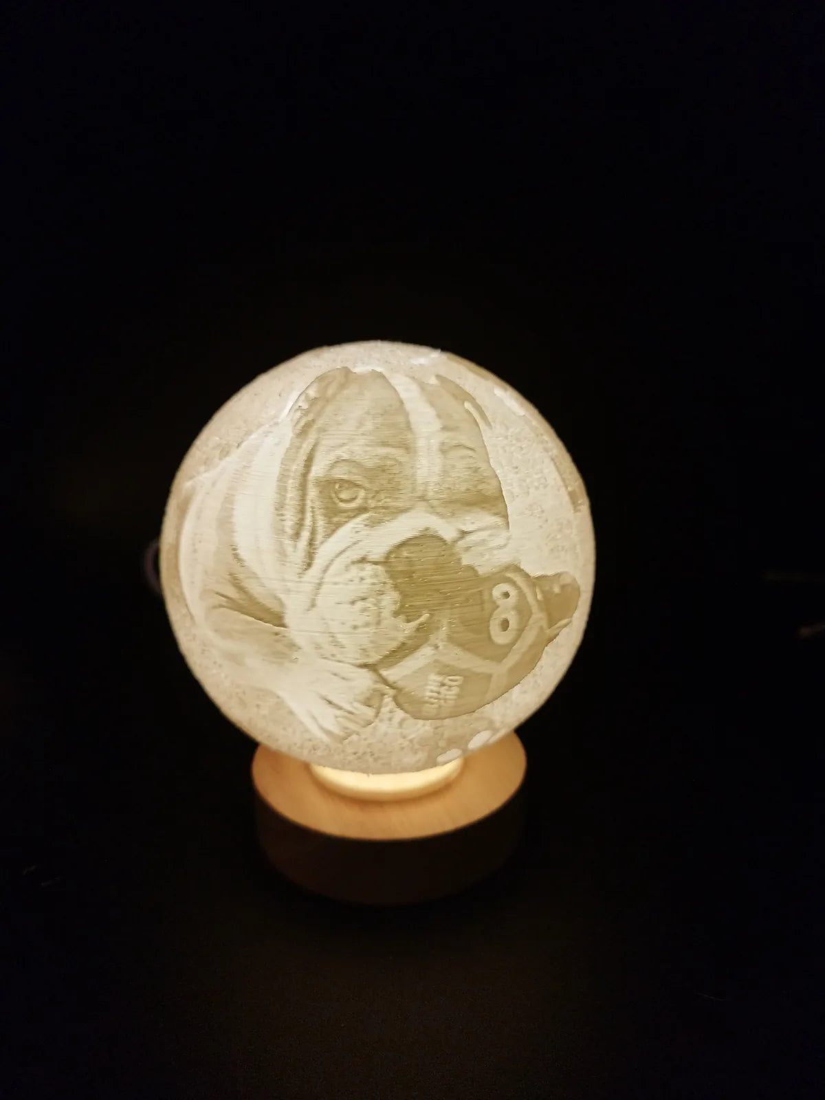 Esfera litofanía con luz cálida — base redonda de madera
