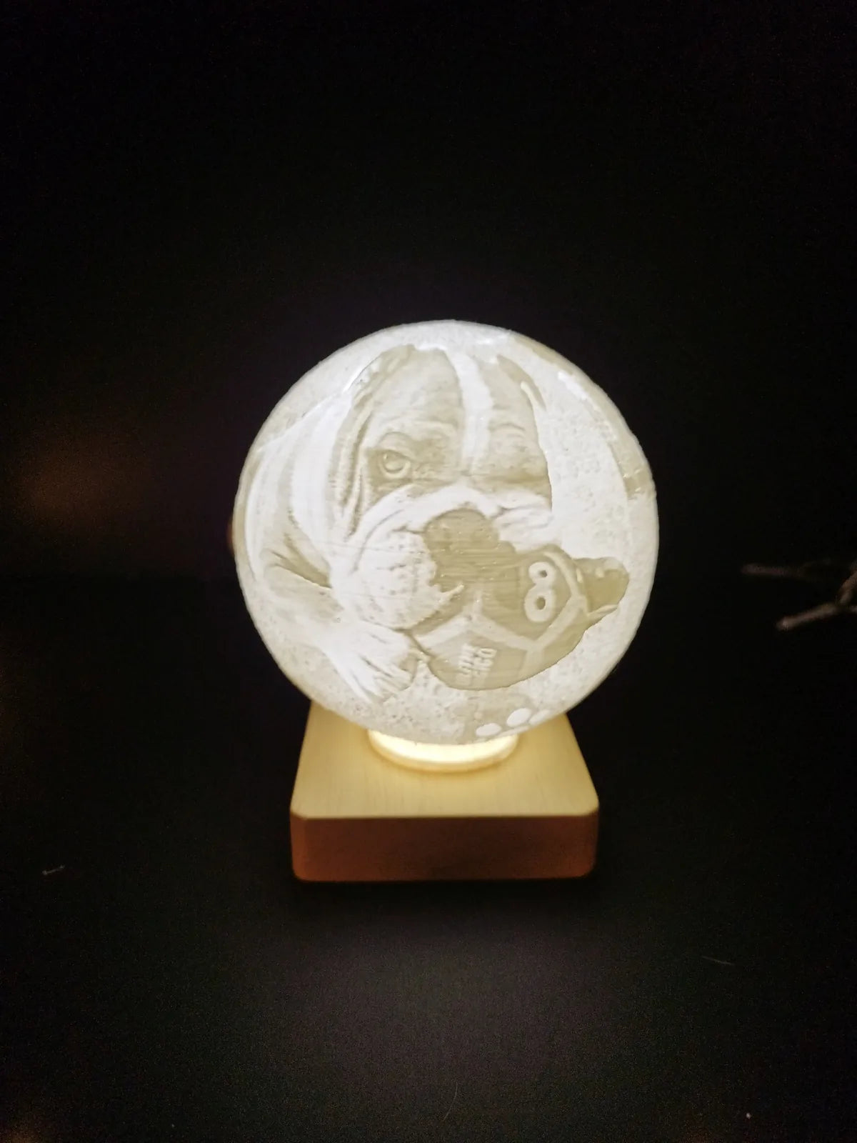 Esfera litofanía con base cuadrada de madera — luz cálida