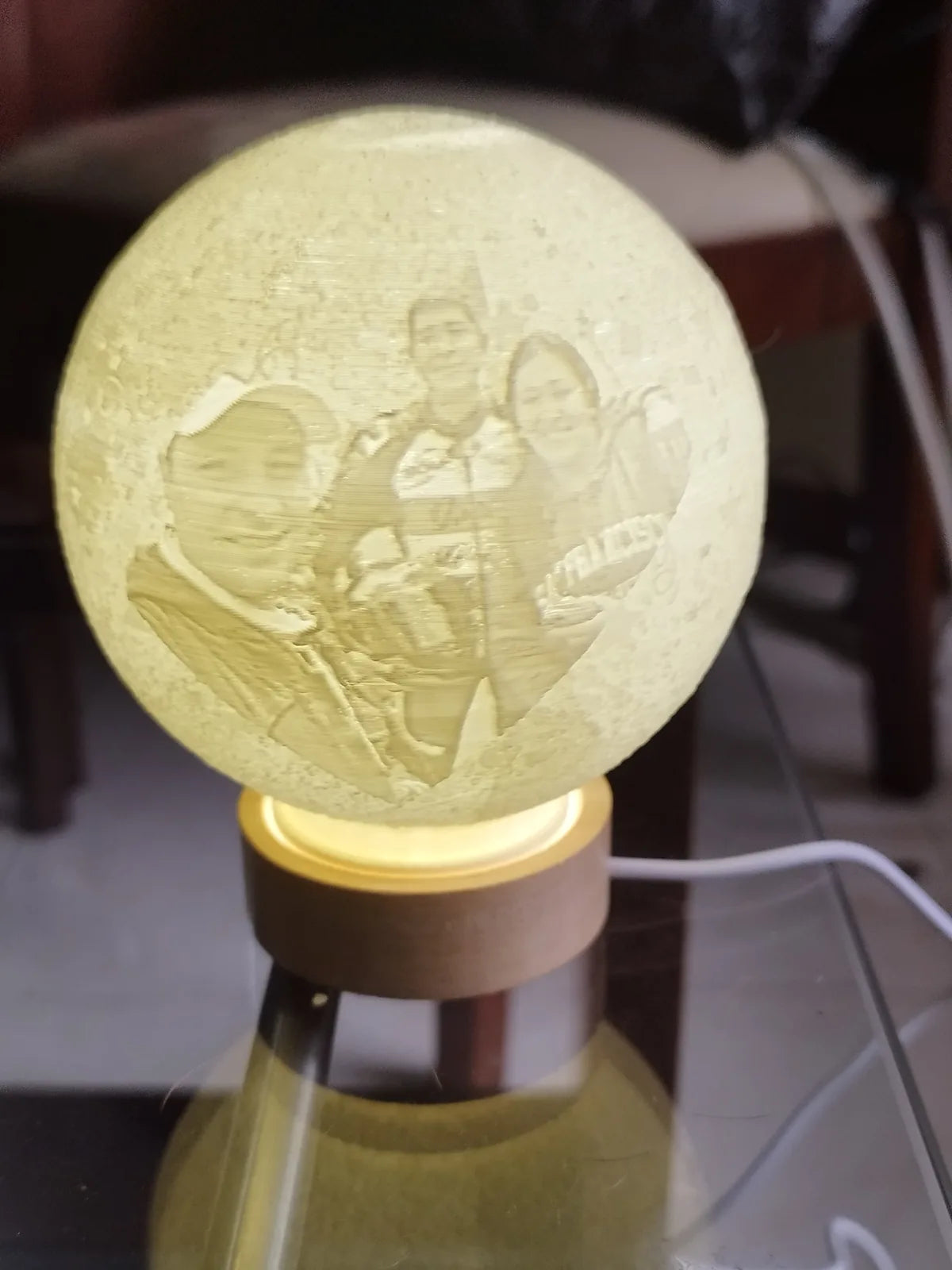Esfera litofanía con foto familiar grabada — luz encendida