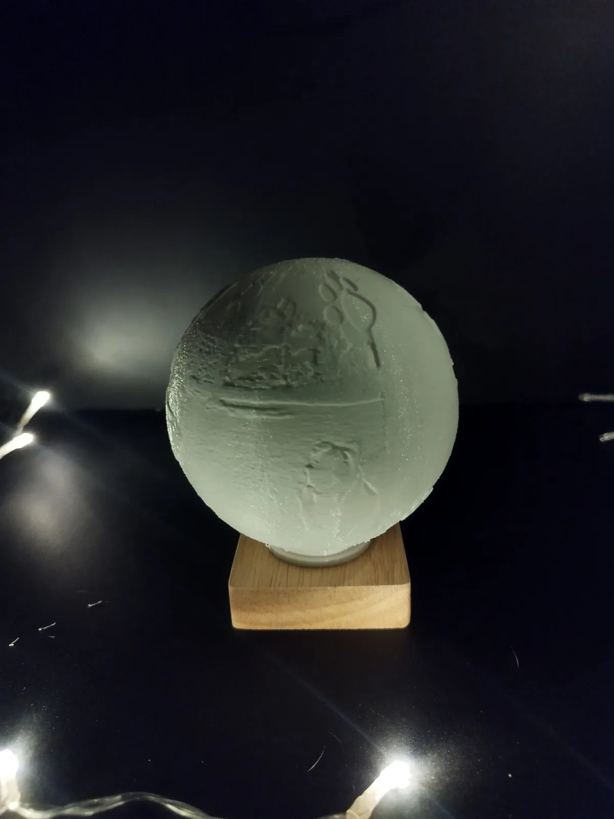 Esfera litofanía apagada — detalle del grabado en relieve