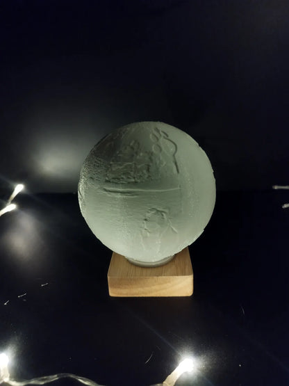 Esfera litofanía apagada — detalle del grabado en relieve
