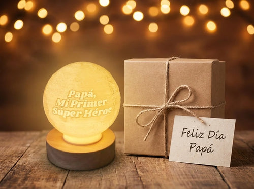 Lámpara Día del Padre 'Papá, mi primer súper héroe' junto a caja de regalo