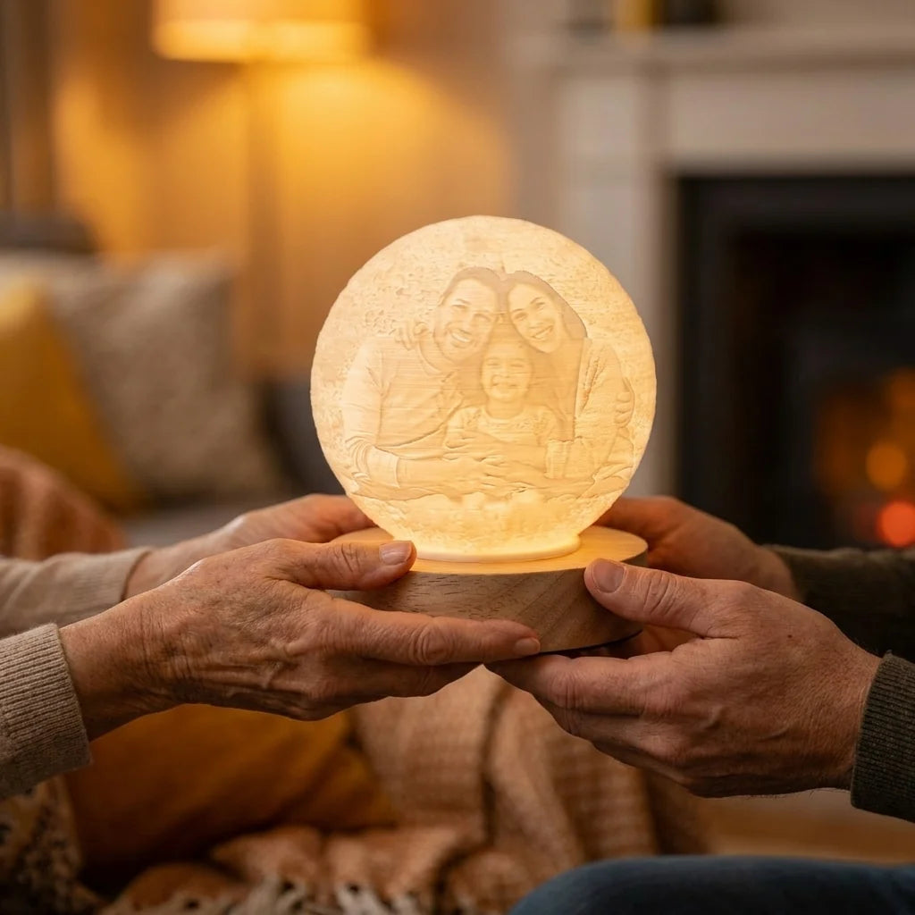 Papá recibiendo de regalo la lámpara litofanía personalizada